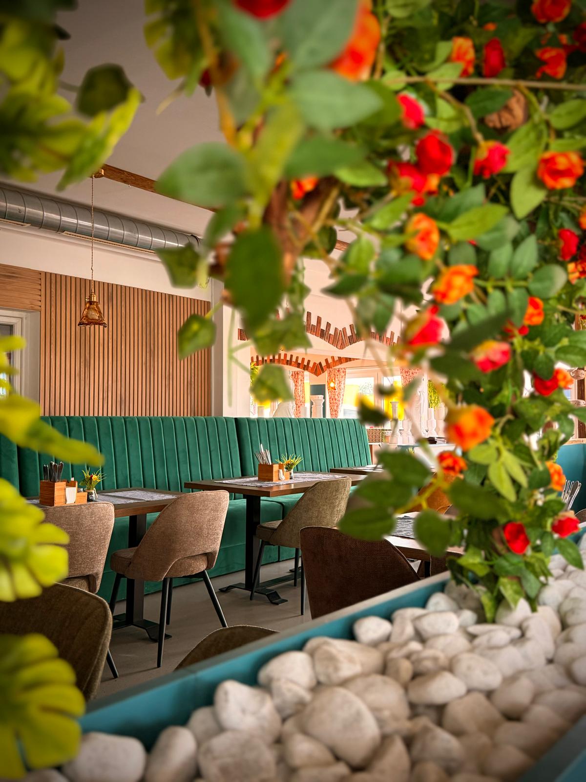 Mediterranes Ambiente mit Pflanzen im SAMOS Restaurant in St. Georgen