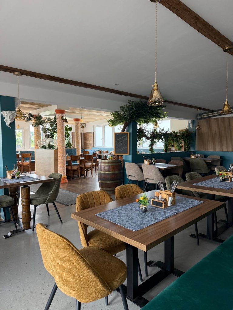 Offener neu gestalteter Innenbereich im Restaurant SAMOS in St. Georgen